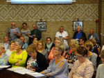 De mannen luisteren naar de aanwijzingen